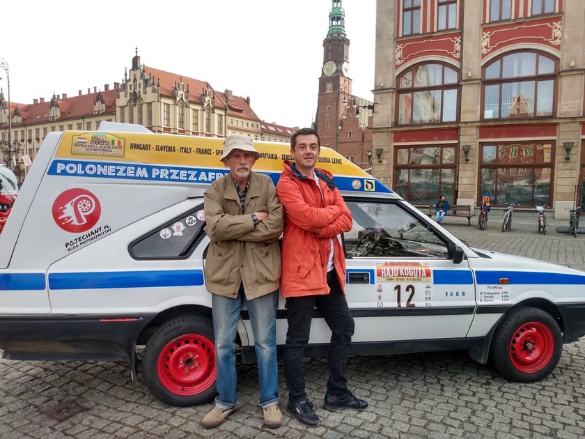Na zdjęciu, we wrocławskim Rynku, Julian Obrocki i Marek Prokopowicz  razem z ich polonezem, którym wezmą udział w rajdzie Budapeszt-Bamako
