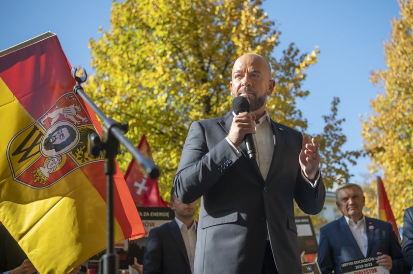 W Warszawie, przed Kancelarią Premiera samorządowcy z całej Polski zorganizowali wielki protest pod hasłem ?Tylko Ciemność?