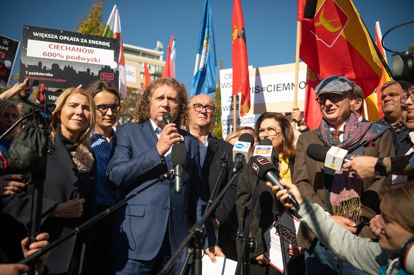 W Warszawie, przed Kancelarią Premiera samorządowcy z całej Polski zorganizowali wielki protest pod hasłem ?Tylko Ciemność?