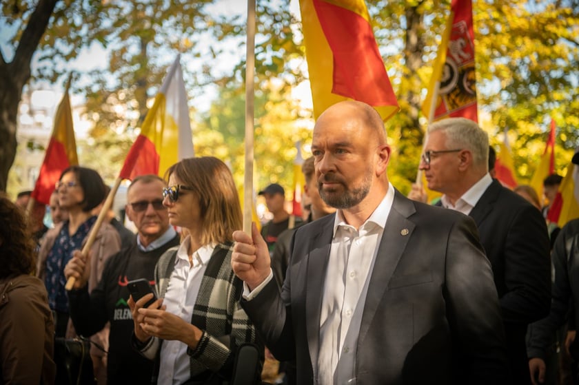 W Warszawie, przed Kancelarią Premiera samorządowcy z całej Polski zorganizowali wielki protest pod hasłem ?Tylko Ciemność?