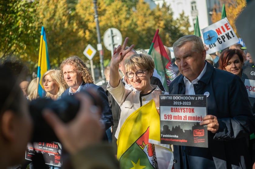 W Warszawie, przed Kancelarią Premiera samorządowcy z całej Polski zorganizowali wielki protest pod hasłem ?Tylko Ciemność?