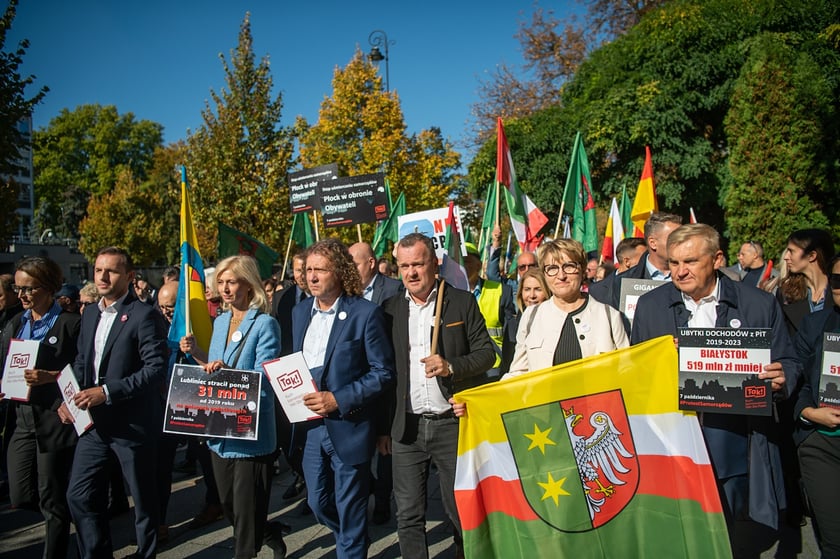 W Warszawie, przed Kancelarią Premiera samorządowcy z całej Polski zorganizowali wielki protest pod hasłem ?Tylko Ciemność?