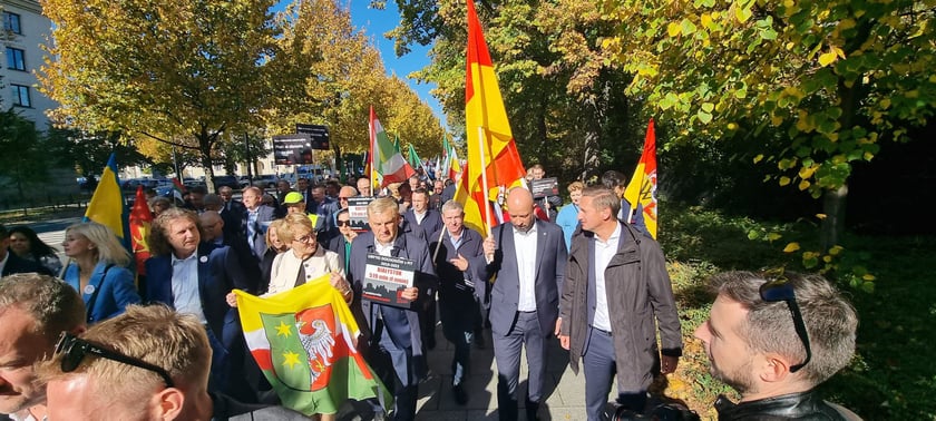 W Warszawie, przed Kancelarią Premiera samorządowcy z całej Polski zorganizowali wielki protest pod hasłem ?Tylko Ciemność?