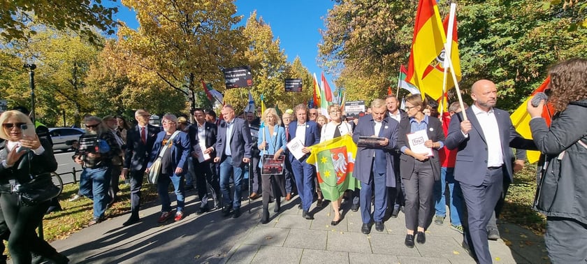 W Warszawie, przed Kancelarią Premiera samorządowcy z całej Polski zorganizowali wielki protest pod hasłem ?Tylko Ciemność?