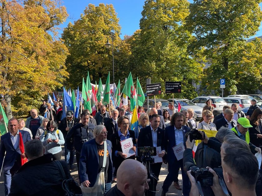 W Warszawie, przed Kancelarią Premiera samorządowcy z całej Polski zorganizowali wielki protest pod hasłem ?Tylko Ciemność?