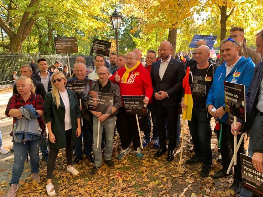 W Warszawie, przed Kancelarią Premiera samorządowcy z całej Polski zorganizowali wielki protest pod hasłem ?Tylko Ciemność?
