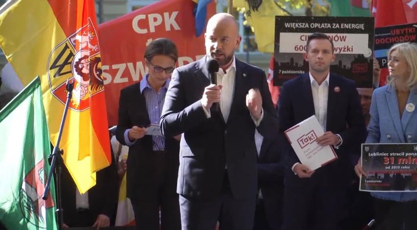 W Warszawie, przed Kancelarią Premiera samorządowcy z całej Polski zorganizowali wielki protest pod hasłem ?Tylko Ciemność?