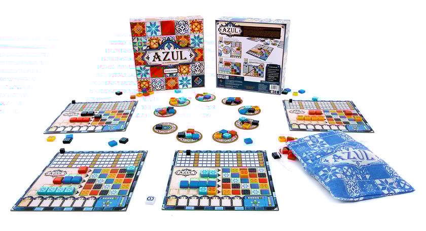 1. AZUL /// AZUL, aut. Michael Kiesling W grze Azul wcielisz się w artystę, układającego przepiękne mozaiki z azulejos (ozdobne płytki ceramiczne znane z Portugalii i Hiszpanii) na ścianach pałacu królewskiego w Évorze. W trakcie rundy każdy gracz wybiera płytki z jednego z warsztatów dostawców i układa w swoim magazynie. Następnie wszyscy gracze jednocześnie, w ściśle określony sposób, przenoszą zebrane płytki na ścianę pałacu. Po ułożeniu ich na ścianie podliczane są punkty. Wygrywa gracz, który zdobędzie ich najwięcej.  /// liczba graczy: 2 - 4 /// wiek: 8+