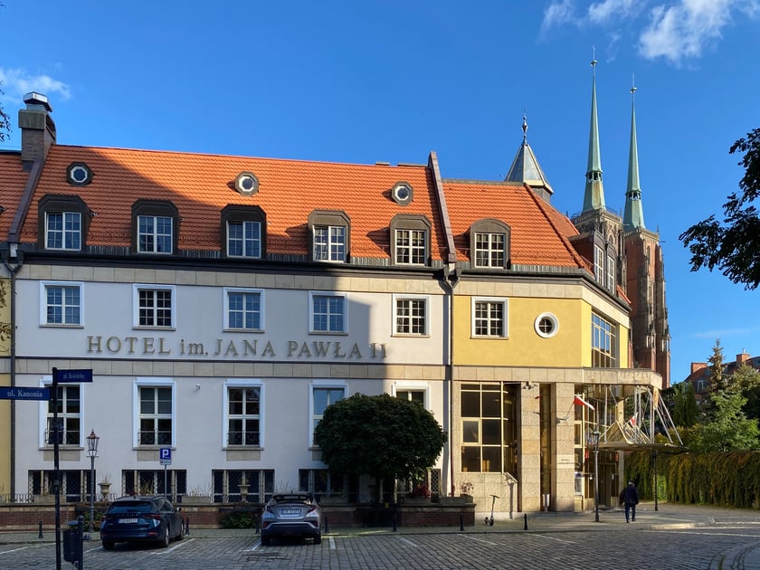Hotel Jana Pawła II na Ostrowie Tumskim z wnętrzami postmodernistycznymi