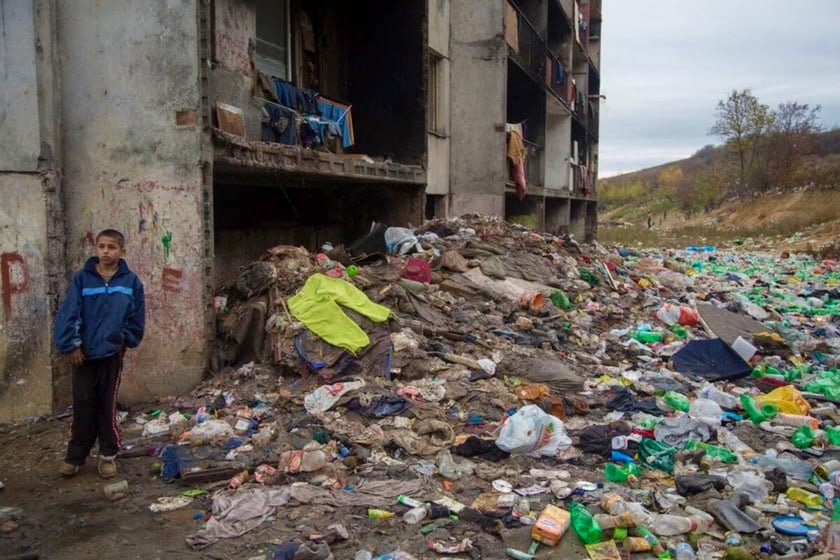 Śmieci pod blikami w getcie Lunik IX w Koszycach na Słowacji