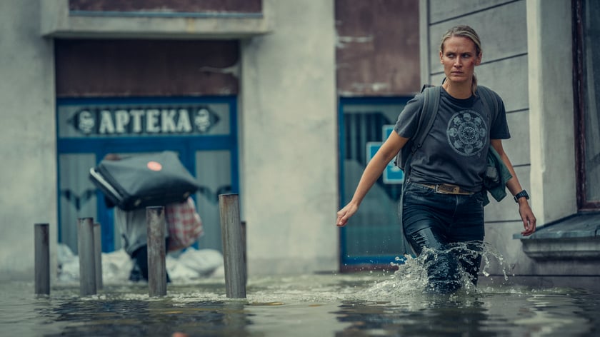 Kadr z serialu "Wielka woda". Na zdjęciu Agnieszka Żulewska