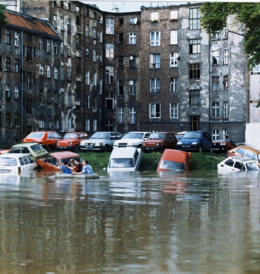 Powódź we Wrocławiu w 1997 r. Podwórko u zbiegu Mierniczej i Łukasińskiego