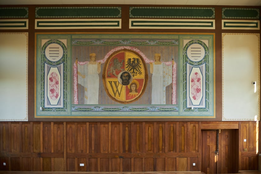 Aula w ILO przy ul. Poniatowskiego z odnowionym godłem Wrocławia