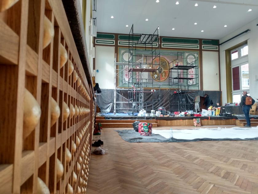 Aula w ILO przy ul. Poniatowskiego z odnowionym godłem Wrocławia