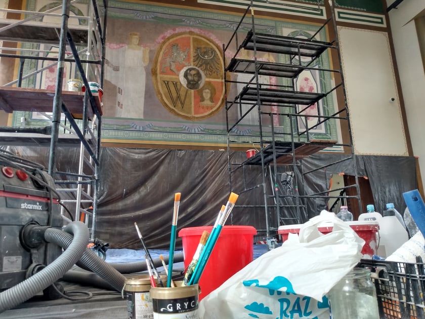 Aula w ILO przy ul. Poniatowskiego z odnowionym godłem Wrocławia