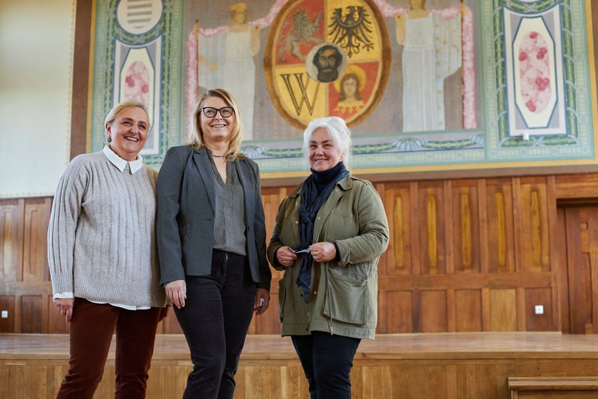 Aula w ILO przy ul. Poniatowskiego z odnowionym godłem Wrocławia