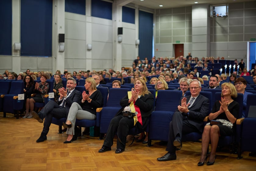 Nauczyciele podczas obchodów Dnia Edukacji Narodowej we Wrocławiu