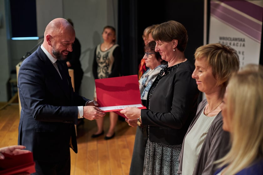 Nauczyciele podczas obchodów Dnia Edukacji Narodowej we Wrocławiu