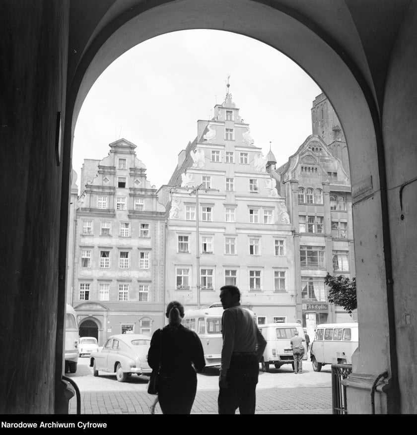 Wrocław w latach 60. XX w. Widok na zachodnią stronę Rynku