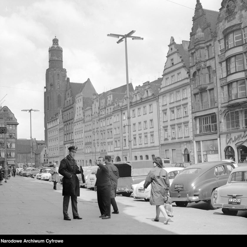 Wrocław w latach 60. XX w. Rynek, w oddali wieża kościoła św. Elżbiety. Z prawej samochód FSO Warszawa 201