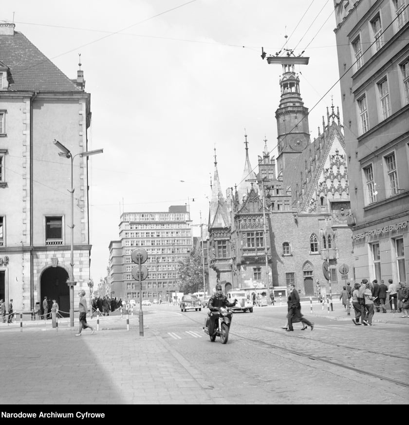 Wrocław w latach 60. XX w. Widok na Stary Ratusz z ulicy Oławskiej