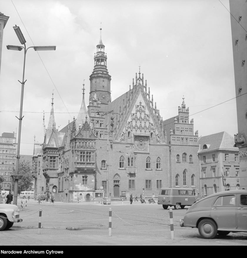 Wrocław w latach 60. XX w. Rynek. Przed ratuszem samochód Milicji Obywatelskiej marki Nysa 501.