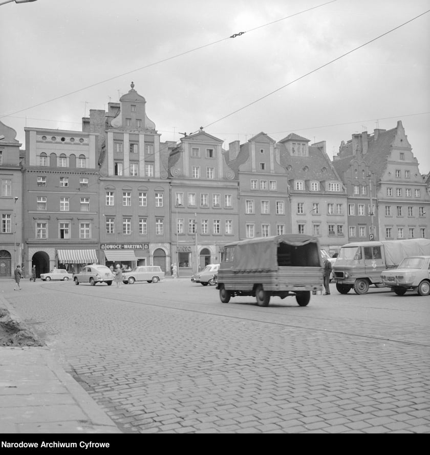 Wrocław w latach 60. XX w. Kamienice przy placu Solnym. Widoczne m.in. dwa samochody Żuk