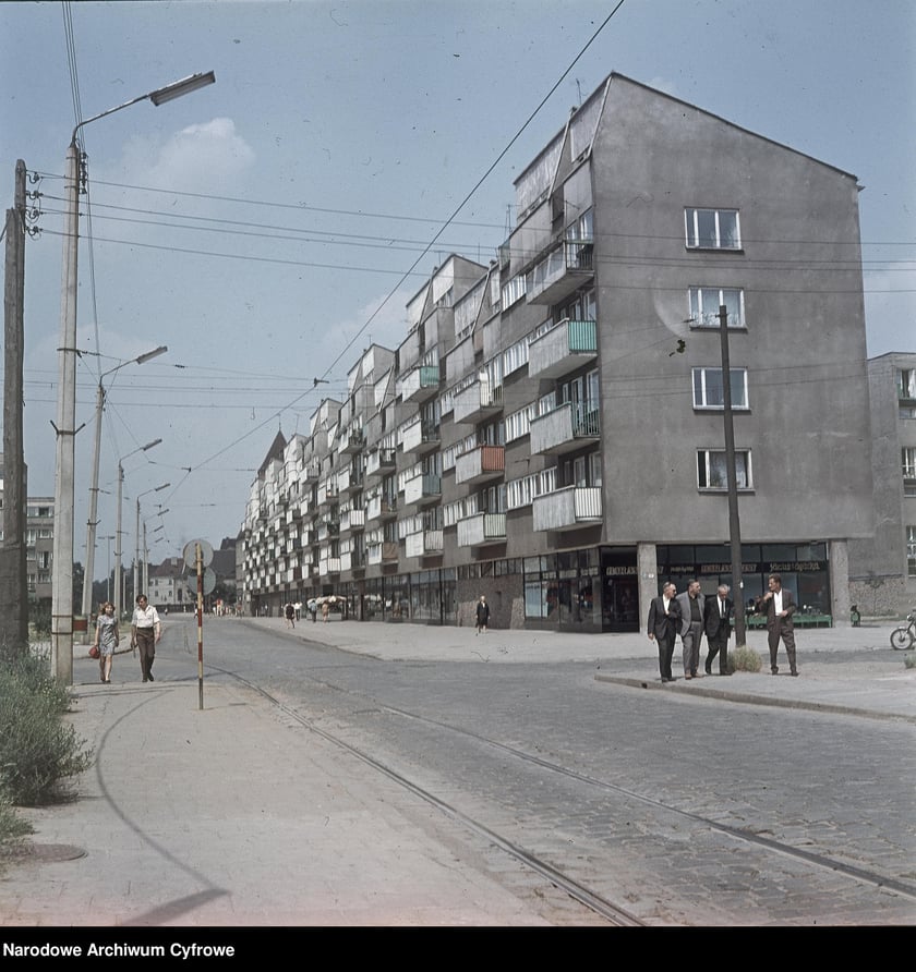 Wrocław w latach 60. XX w. Bloki przy pl. Nowy Targ. Widoczny bar mleczny "Jacek i Agatka" w przyziemiu bloku. W jezdni widoczne tory tramwajowe
