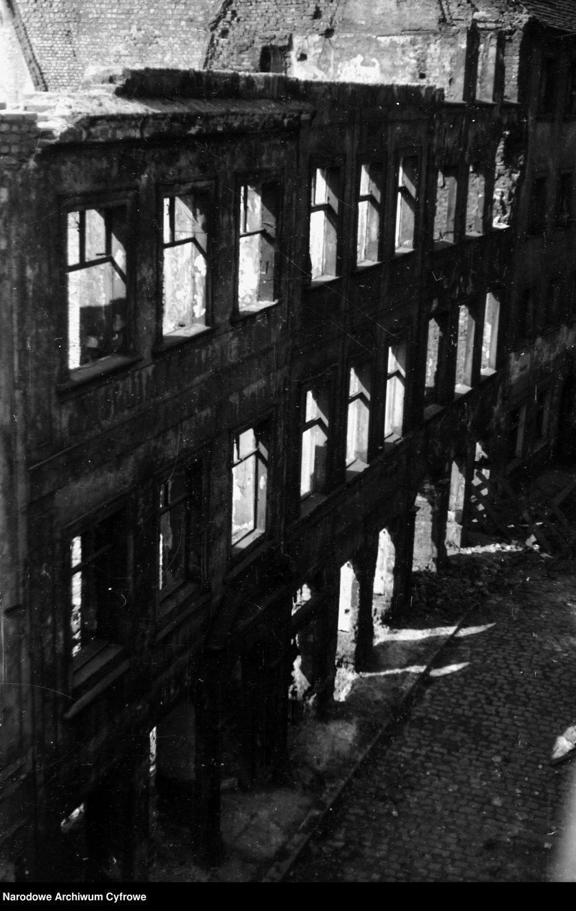 Wrocław w latach 60. XX w. Zrujnowana kamienica