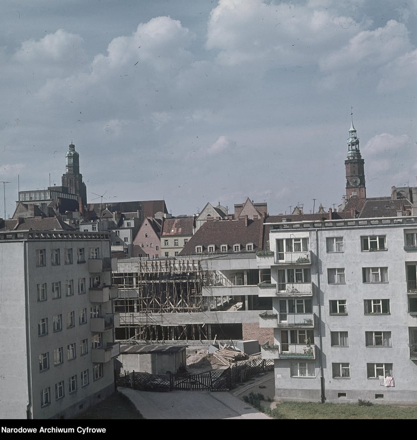 Wrocław w latach 60. XX w. Bloki mieszkalne i budowany budynek. W tle widoczne wieże - z lewej kościoła św. Elżbiety, z prawej Ratusza