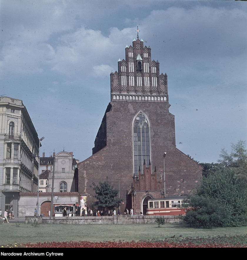Wrocław w latach 60. XX w. Kościół Bożego Ciała przy ul. Świdnickiej. Widoczny tramwaj. Rok 1968
