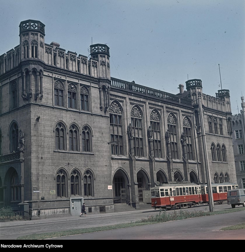 Wrocław w latach 60. XX w. Gmach Nowej Giełdy. Widoczny tramwaj linii 16. Rok 1968