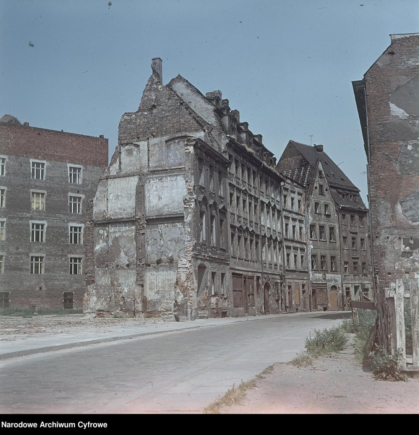 Wrocław w latach 60. XX w. Zrujnowane kamienice. 1968 r.