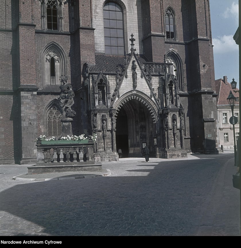 Wrocław w latach 60. XX w. Wejście do odbudowywanej katedry św. Jana Chrzciciela. Rok 1968