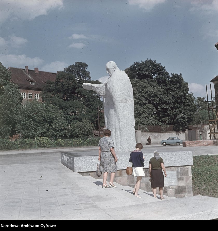 Wrocław w latach 60. XX w. Pomnik papieża Jana XXIII. W tle samochód Syrena 103. 1968 r.