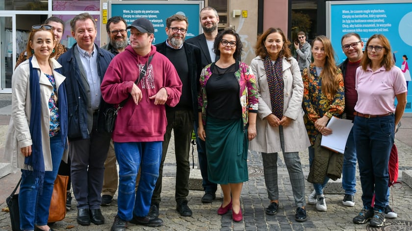 Na zdjęciu grupa ludzi stojących na ulicy Świdnickiej we Wrocławiu. Inauguracja kampanii społecznej "ZNIKAM - GUBIĘ SIĘ ? TRACĘ ? UCIEKAM "