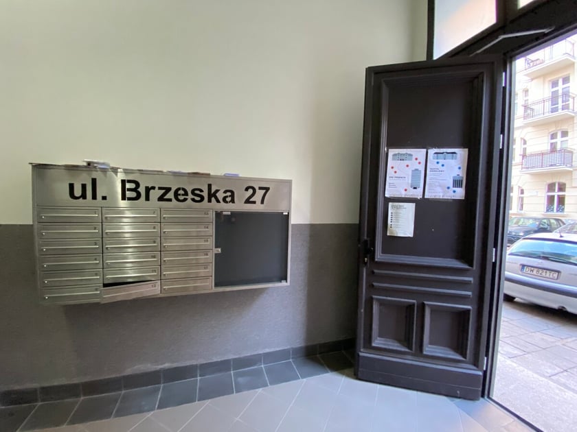 Klatka schodowa kamienicy przy ul. Brzeskiej 27 została pięknie odnowiona