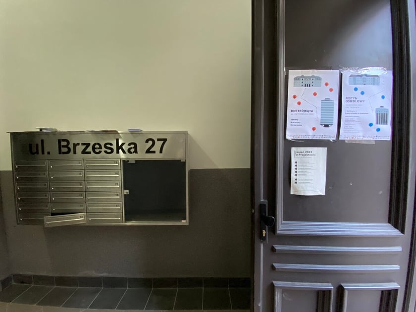 Klatka schodowa kamienicy przy ul. Brzeskiej 27 została pięknie odnowiona