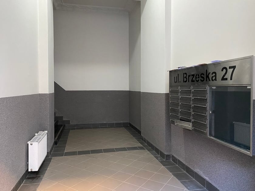 Klatka schodowa kamienicy przy ul. Brzeskiej 27 została pięknie odnowiona
