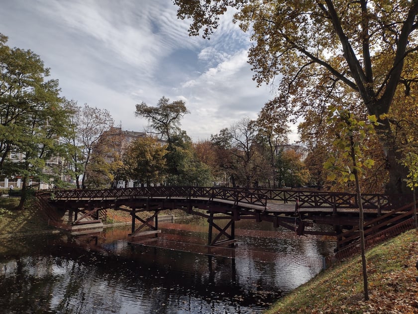 Zamknięty most Św. Antoniego nad fosą miejską w centrum Wrocławia
