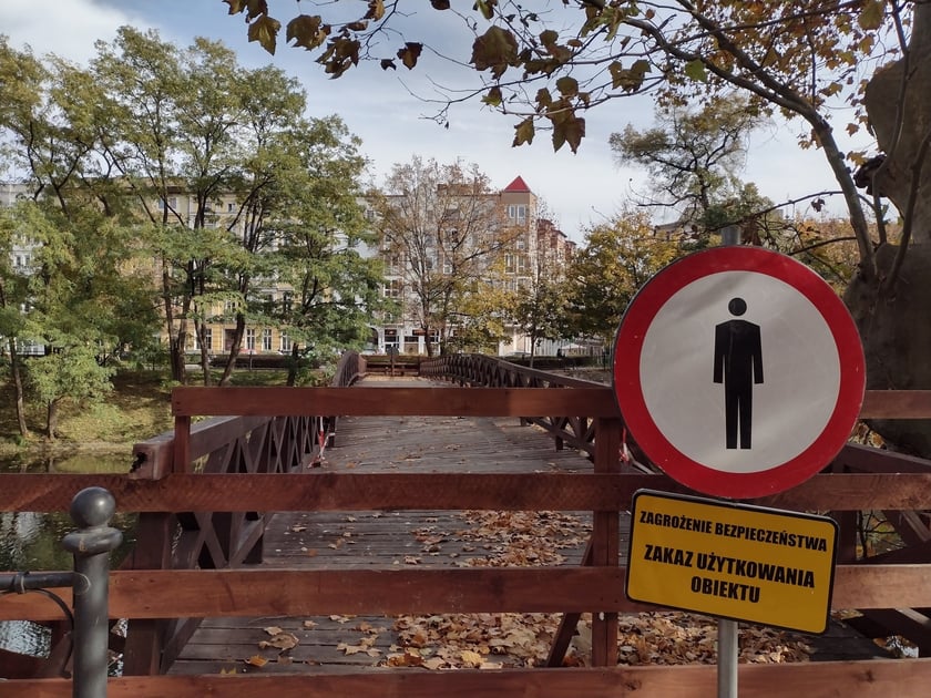 Zamknięty most Św. Antoniego nad fosą miejską w centrum Wrocławia