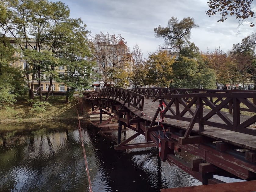 Zamknięty most Św. Antoniego nad fosą miejską w centrum Wrocławia