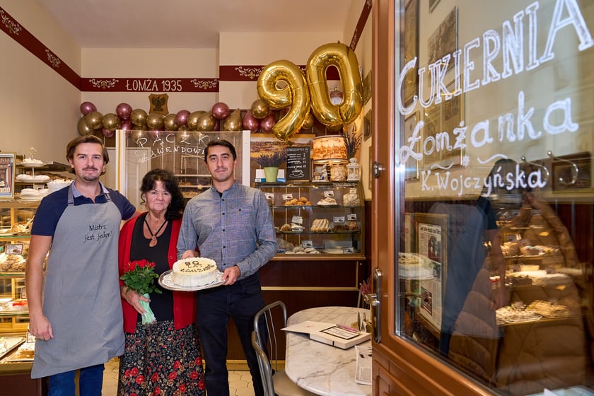 Michał i Paweł Wojczyńscy, wnuki założycieli Łomżanki oraz ich mama 24 października podczas świętowania 90. urodzin cukierni
