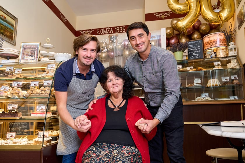 Michał i Paweł Wojczyńscy, wnuki założycieli Łomżanki oraz ich mama 24 października podczas świętowania 90. urodzin cukierni