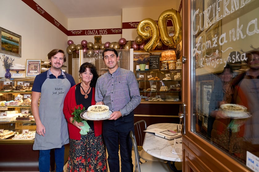 Michał i Paweł Wojczyńscy, wnuki założycieli Łomżanki oraz ich mama 24 października podczas świętowania 90. urodzin cukierni