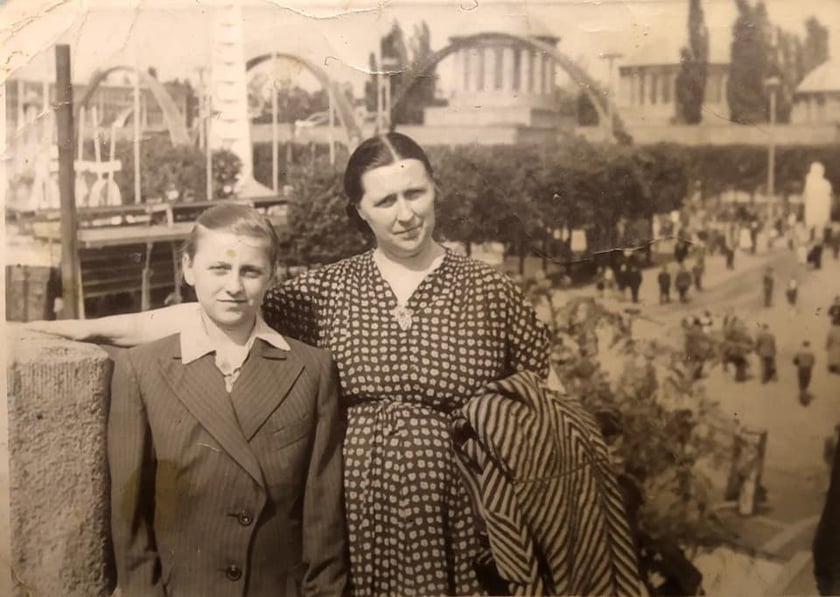 Historia cukierni Łomżanka, Michalina z córką Alicją, w tle Wystawa Ziem Odzyskanych we Wrocławiu, 1948 r.