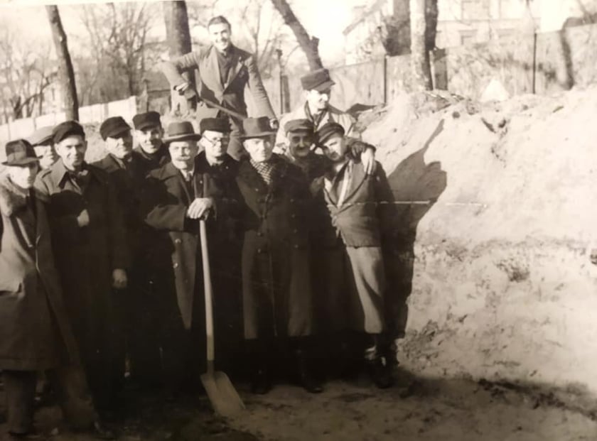 Historia cukierni Łomżanka. Leon pierwszy z prawej, odgruzowywanie Wrocławia, 1946