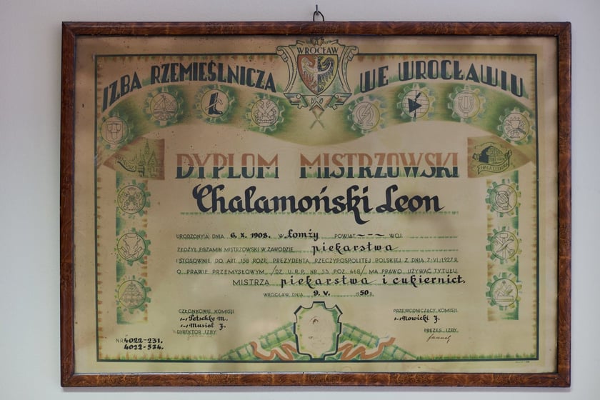 Dyplom Leona Chalamońskiego, który wisi na ścianie w cukierni