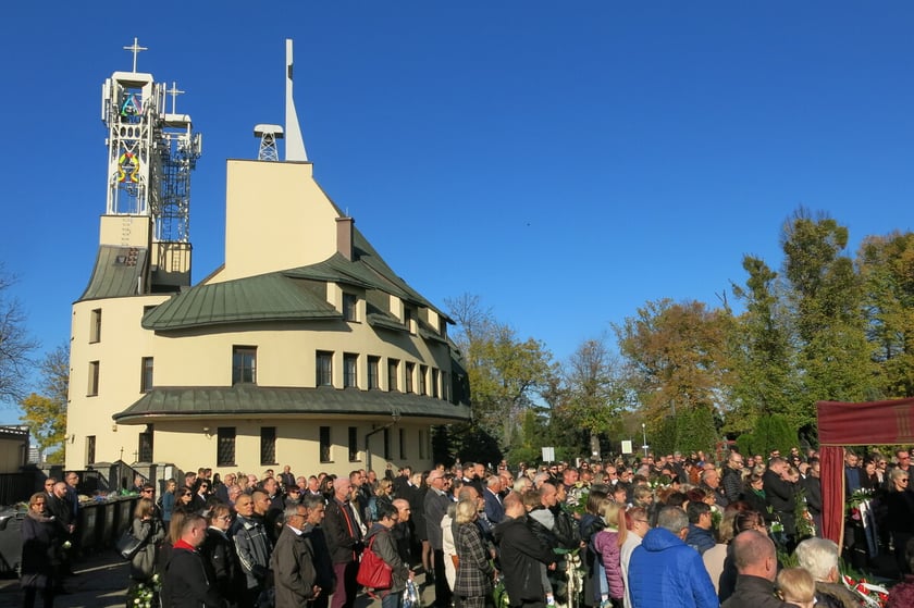 Pogrzeb Łukasza Owsianego, dziennikarza TVP3 Wrocław, na cmentarzu Ducha Świętego