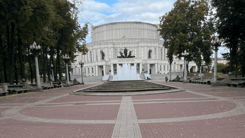 Mińsk, plac przed Operą